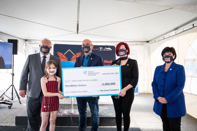 Premier Doug Ford poses with Sarah Veinot and Max Cucchiella of the Como Foundation and Michelle DiEmanuele, president and CEO of Trillium Health Partners, on Sept. 28, 2020.