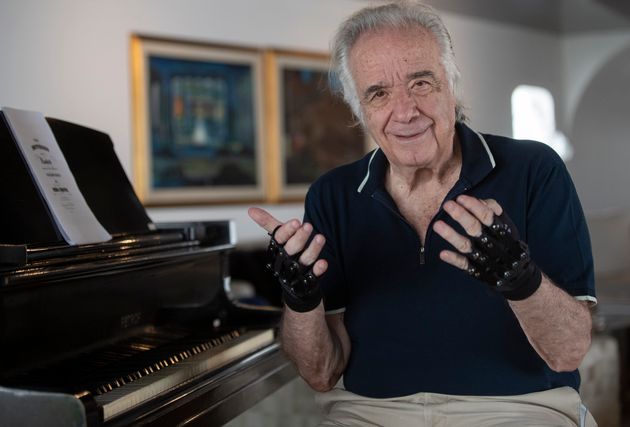 魔法の手袋 で年ぶりに指の自由を取り戻したピアニスト バッハを演奏する姿に世界が感動 ハフポスト