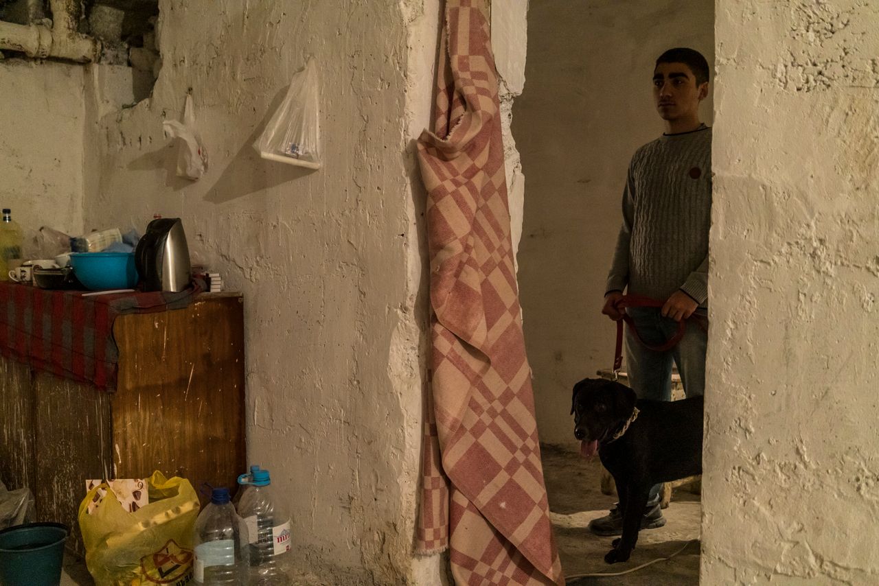 Ο 17χρονος Σαμβέλ μαζί με τον σκύλο του που τον φωνάζει "Νύχτα" σε καταφύγιο. 