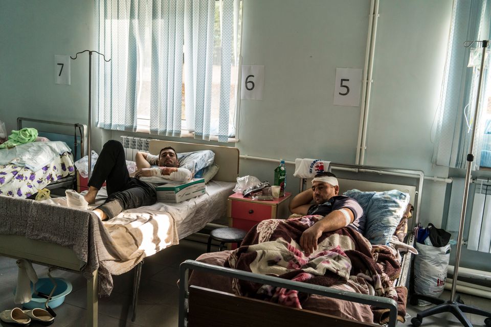 Ενήλικες άμαχοι και στρατιώτες στο παιδιατρικό νοσοκομείο του Στεπάνακερτ  by Brendan Hoffman/Getty Images)