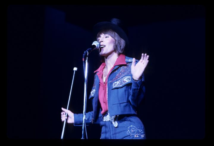 Helen Reddy performing in 1974