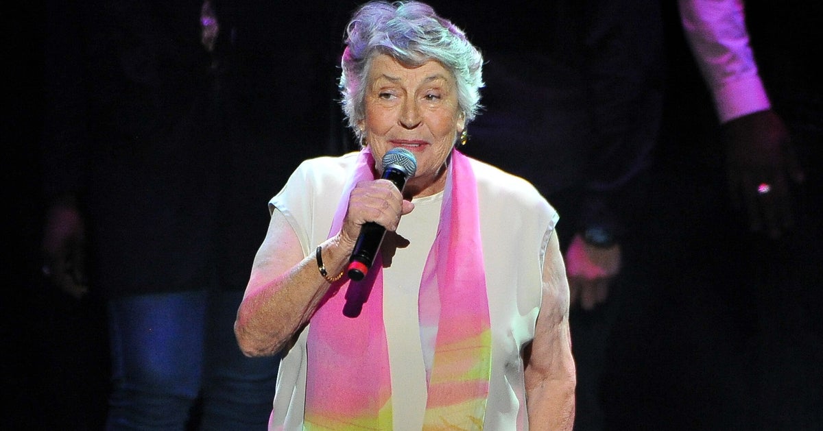 Helen Reddy, I Am Woman Singer, Dies Aged 78 | HuffPost UK Entertainment