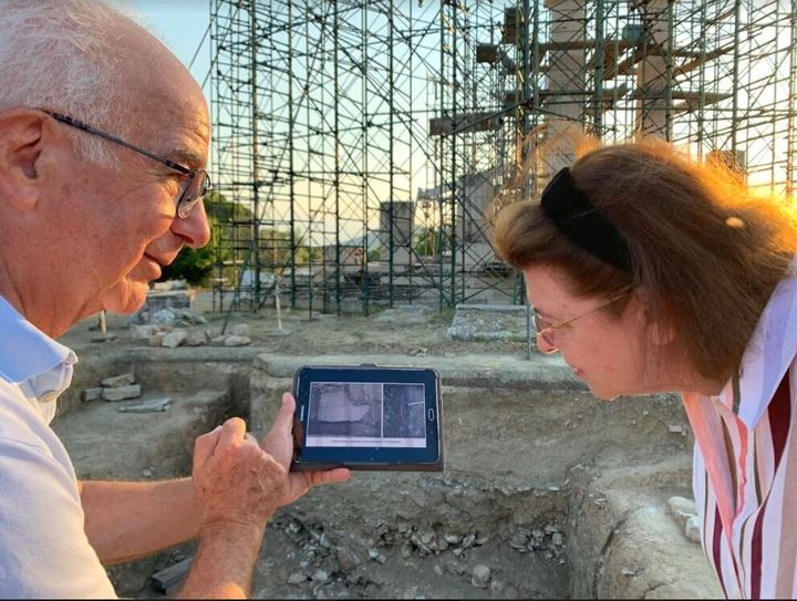 Ο ομότιμος καθηγητής Κλασικής Αρχαιολογίας και ανασκαφέας, κ. Βασίλης Λαμπρινουδάκης με την υπουργό Πολιτισμού, Λίνα Μενδώνη 