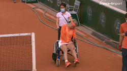 Victorieuse mais percluse de crampes, Kiki Bertens quitte le terrain en fauteuil