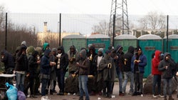 L’interdiction à certaines associations de distribuer de la nourriture aux migrants de Calais est