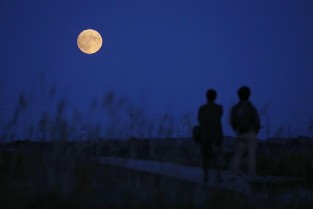 中秋の名月 年は満月じゃない しかも毎年変わる その理由は でも今夜は月がきれいでしょう ハフポスト