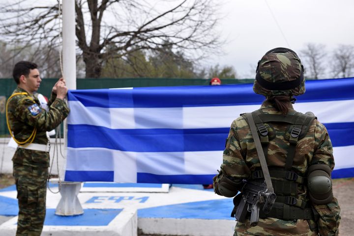 Φωτογραφία αρχείο - Έπαρση της ελληνικής σημαίας στις Καστανιές Έβρου