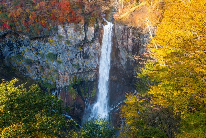 日本三大名瀑「華厳の滝」は人気スポットです。