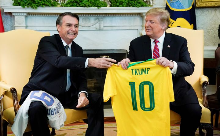 19 Mαρτίου 2019. Ο Μπολσονάρο καταχαρούμενος προσφέρει στον Τραμπ μία φανέλα της ποδοσφαιρικής ομάδας της Εθνικής Βραζιλίας. REUTERS/Kevin Lamarque