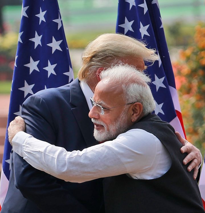 25 Φεβρουαρίου 2020. Τραμπ και Μόντι σε θερμό εναγκαλισμό στο Δελχί. (AP Photo/Manish Swarup)
