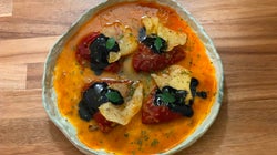 Pimientos del piquillo rellenos de pulpo y camarones con salsa de