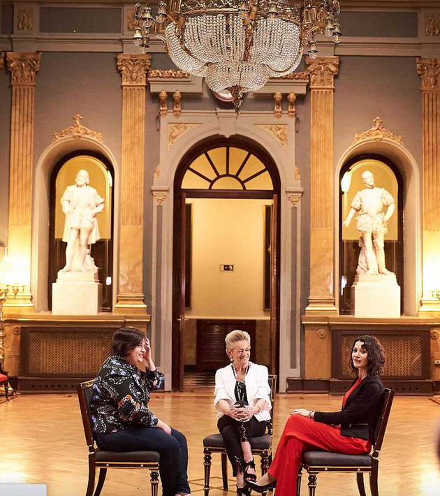 La autora del art&iacute;culo (derecha) en un encuentro con Mar&iacute;a Luisa Segoviano Astaburuaga