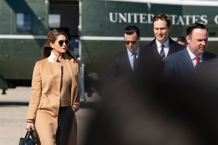 H Χιξ, λίγο πριν επιβιβαστεί στο Air Force One για να συνοδεύσει τον Τραμπ στη Μινεσότα, την Τετάρτη.