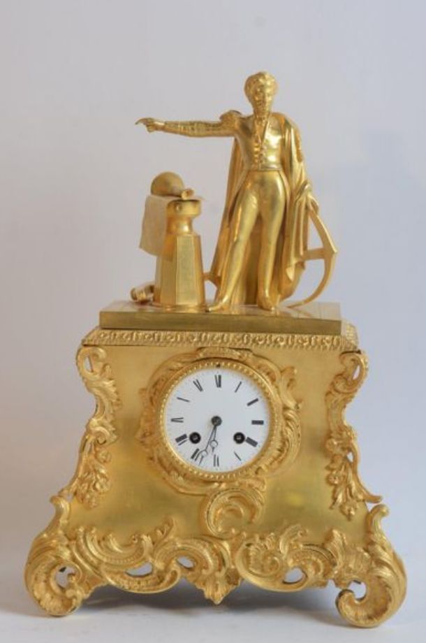Επιτραπέζιο ρολόι του 19ου αιώνα, Γαλλικής κατασκευής. Παρουσιάζει τον Γάλλο Ναύαρχο deRigny (συλλογή ΕΕΦ)