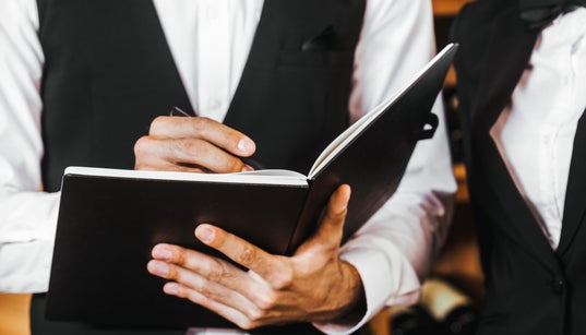 Le “cahier de rappel” dans les restaurants existe déjà ailleurs, voici le