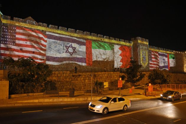 Les drapeaux des États-Unis, d'Israël, des Émirats arabes unis et de Bahreïn...