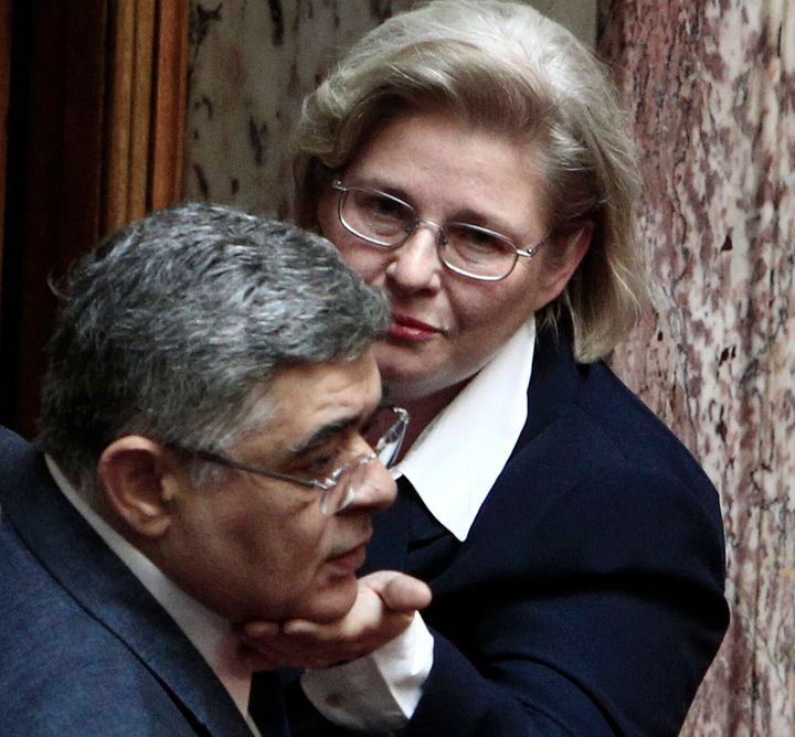 Φωτογραφία αρχείου. 4 Ιουνίου 2014. H Eλένη Ζαρούλια με τον σύζυγό της και αρχηγό της Χρυσής Αυγής Νίκο Μιχαλολιάκο στη Βουλή. (AP Photo/Thanassis Stavrakis)