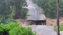 Un pont emporté par les intempéries dans les Alpes-Maritimes, dix personnes