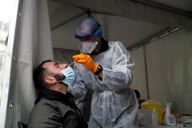 A Mulhouse Ce Salarie Qui A Travaille Apres Un Test Covid 19 A Ete Licencie Le Huffpost