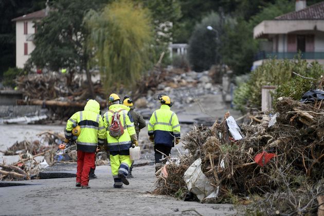 Les secours dans une rue dévastée par les inondations à Breil-sur-Roya, dans les