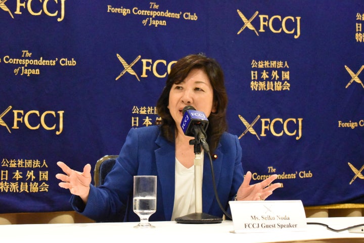 FCCJで会見する野田聖子氏＝2020年9月29日