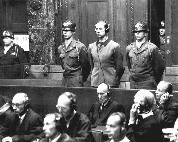 Ο Καρλ Μπραντ (Karl Brandt), προσωπικός γιατρός του Χίτλερ και ηγετικό στέλεχος του προγράματος ευθανασίας Τ4, στη «δίκη των ιατρών» στη Νυρεμβέργη, όταν του ανακοινώνεται η ποινή του (απαγχονισμός).