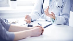 Muere de cáncer después de tres meses sin una cita presencial con su