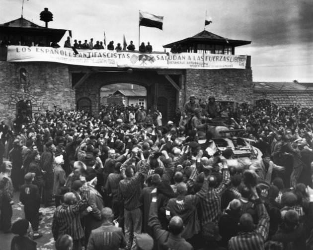 Los presos de Mauthausen dan la bienvenida a las tropas de EEUU, el 6 de mayo de 1945, con una pancarta...