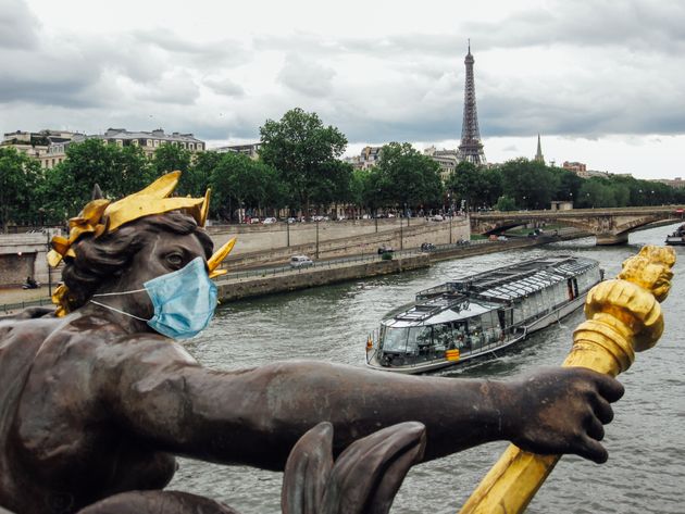 Paris closes all bars for two weeks.  Maximum alert due to the spread of