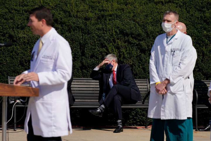 Ο προσωπάρχης του Τραμπ, Μαρκ Μεντοουζ, κατά την ενημέρωση των ιατρών, την Κυριακή. 
