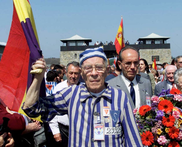 Supervivientes del campo de Mauthausen, en mayo de 2000, conmemorando la liberación del