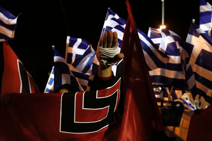 Ναζιστικός χαιρετισμός (ένας από τους πολλούς...) σε συγκέντρωση της Χρυσής Αυγής. Φωτογραφία αρχείου. REUTERS/Yorgos Karahalis (GREECE - Tags: POLITICS CIVIL UNREST)
