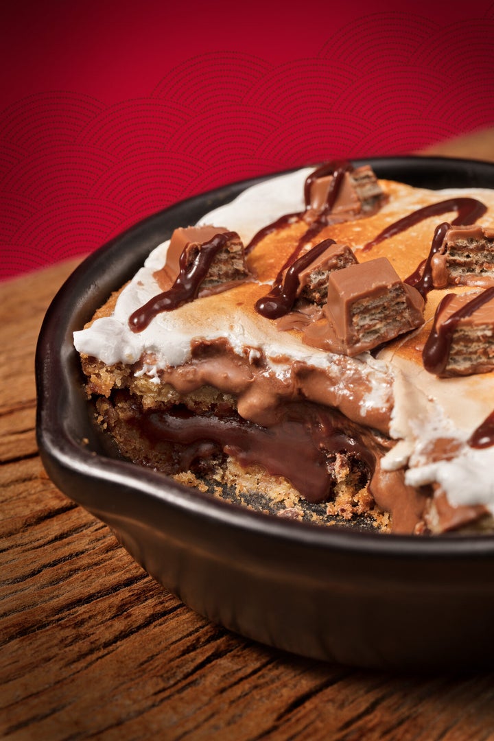 Outback e KitKat lançam sobremesa.