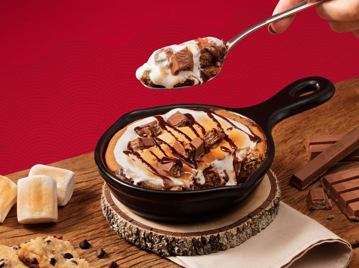 S’mores Outback combina cookies com gotas de chocolate e muito KitKat.