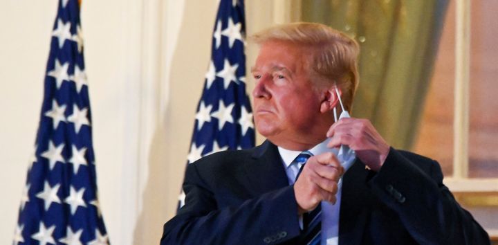 ホワイトハウスでマスクを外すトランプ大統領（2020年10月5日）