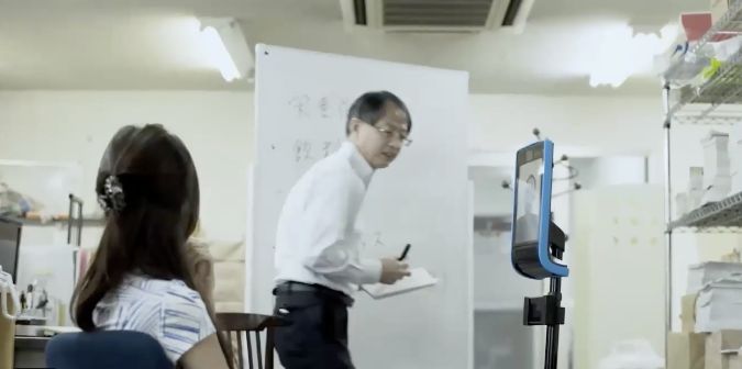 「ロボットが出社、仕事はリモートで」という働き方。右側のロボットに森田さんが映し出されて、自由に議論ができる。