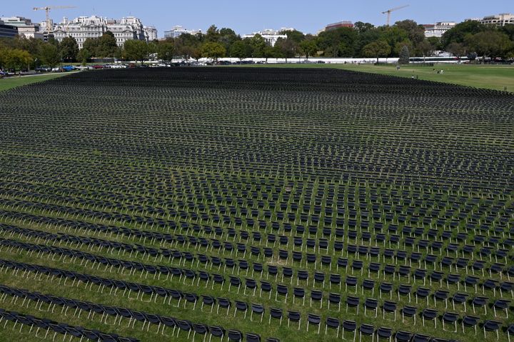 ホワイトハウスを背景に並べられた2万の椅子（2020年10月4日）