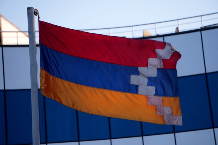 「ナゴルノ・カラバフ共和国」の“国旗”。アルメニア国旗を基調に白線を加えたものだ。アルメニアの伝統と地域の人口を象徴し、同地がアルメニアから切り離された地域であることを示している。
