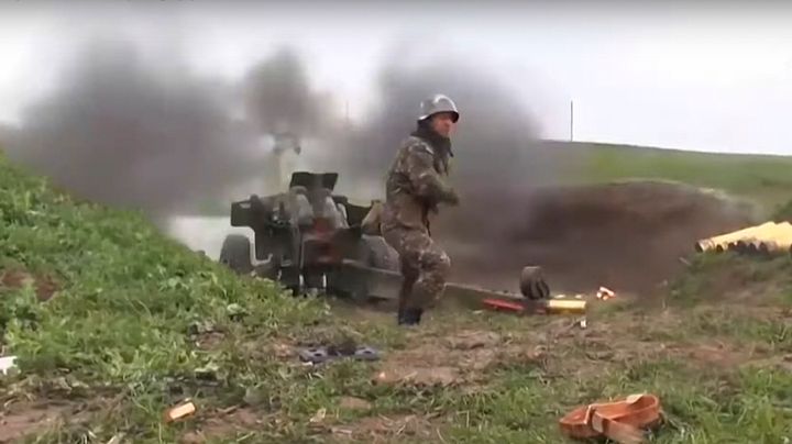 アルメニア国防省が2020年10月2日に公開したビデオより。アルメニアの軍人がアゼルバイジャンのナゴルノ・カラバフ共和国の連絡線に向けて大砲を発射してい