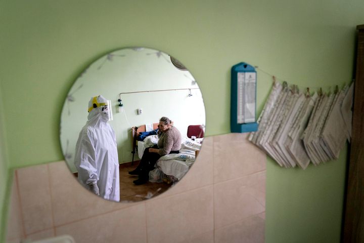 Ασθενής και ιατρός σε νοσοκομείο στην Ουκρανία (29 Σεπτεμβρίου 2020) 