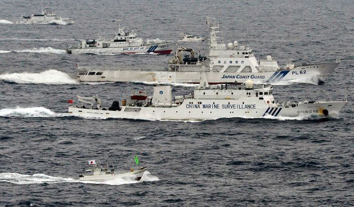 東シナ海での中国公船と海上保安庁船＝2013年4月
