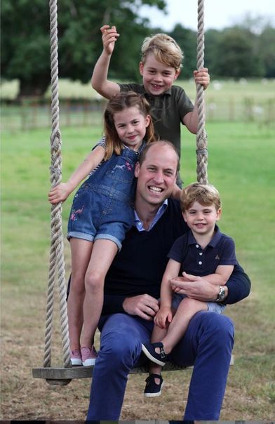 Ο πρίγκιπας Γουίλιαμ με τα τρία του παιδιά, Τζορτζ, Σάρλοτ και Λούις