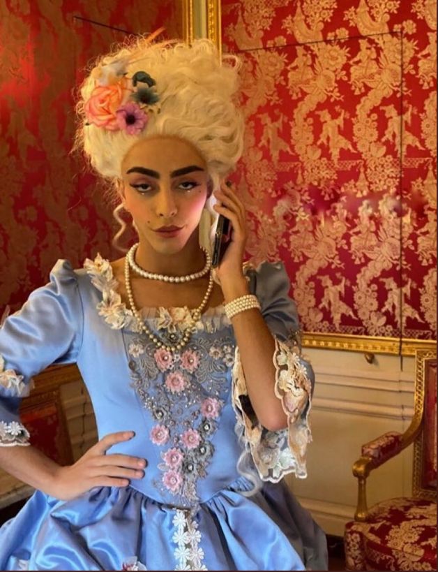 Le " look Marie-Antoinette " et les célébrités 5f7c84582400009da91ee8ed