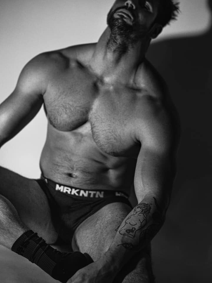 Homme en sous vetement sales