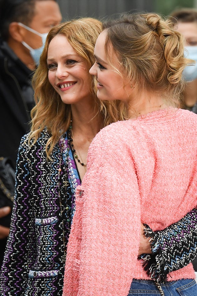 Vanessa Paradis Et Lily Rose Depp Ensemble Au Defile Chanel Le Huffpost