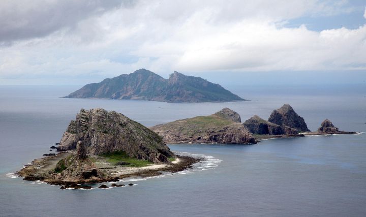 尖閣諸島の南小島、北小島、魚釣島（2011年10月撮影）