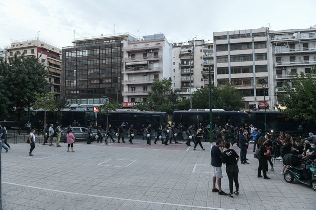 Χιλιάδες πολίτες ενωμένοι σαν μια γροθιά έξω από το Εφετείο για τη δίκη της Χρυσής