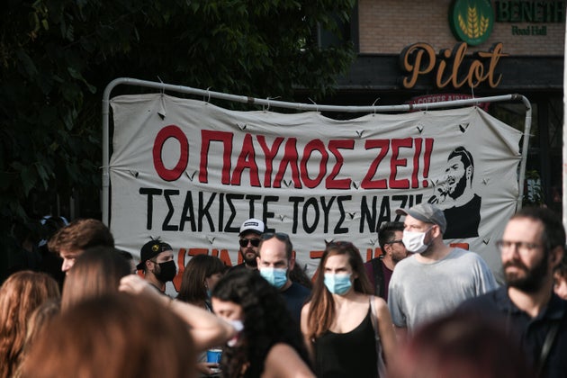 Χιλιάδες πολίτες ενωμένοι σαν μια γροθιά έξω από το Εφετείο για τη δίκη της Χρυσής