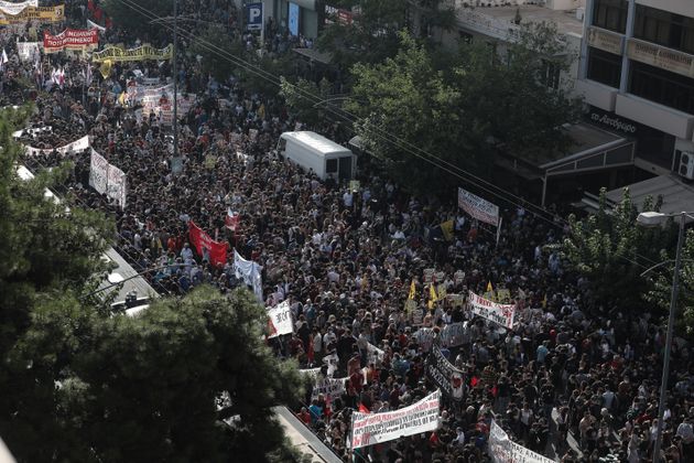 Χιλιάδες πολίτες ενωμένοι σαν μια γροθιά έξω από το Εφετείο για τη δίκη της Χρυσής