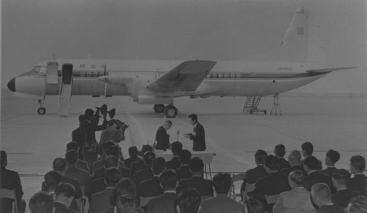 1965年3月30日、旧運輸省に引き渡されたYS-11の量産初号機＝朝日新聞社所蔵